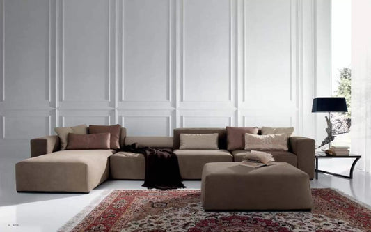 Poltrona laterale con bracciolo destro, poltrona centrale, pouf capitonne', chaise longue, pouf in pelle scamosciata extra rigenerata beige