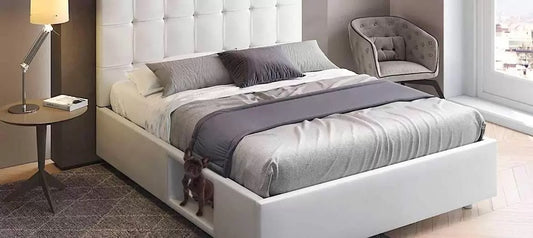 Letto "Bau-Bed" matrimoniale con vano contenitore imbottito e con cuccia per canna incorporata, rivestimento in similpelle, testiera imbottita, colore bianco - il letto matrimoniale 170 x 205 x 110 cm. La cuccia alta 26 cm, larga 47 cm e profon