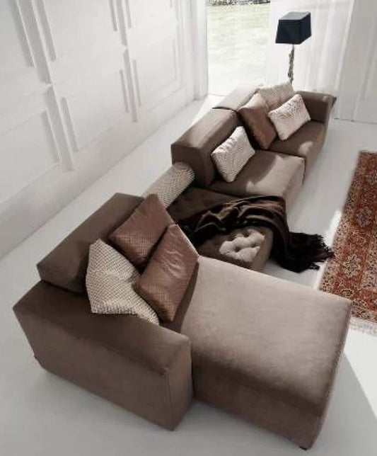 Poltrona laterale con bracciolo destro, poltrona centrale, pouf capitonne', chaise longue, pouf in pelle scamosciata extra rigenerata beige