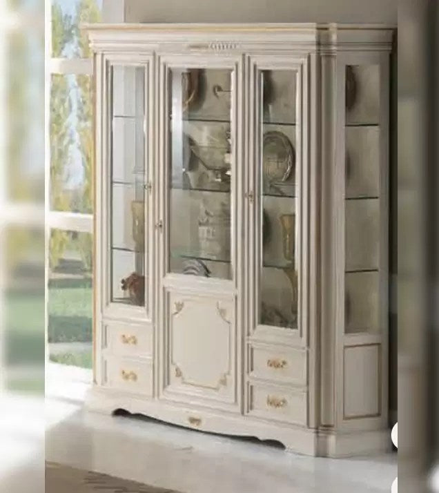 White lacquered classic style showcase