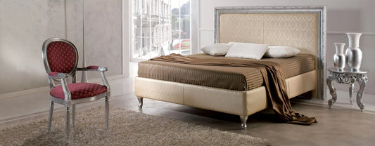 Letto matrimoniale classico con struttura della testiera e piedini in legno color argento e rivestimento in tessuto beige/oro